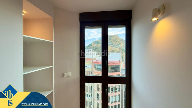 Foto f4c0f9cc-cc1b-4ee0-aced-8ed18bd671a3. Piso apartamento reformado con terraza, en la provincia , en la ciudad . 3 habitaciones | 77 m² | a 600 metros de en Alicante