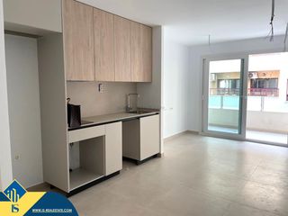 Piso en Las Piscinas Naturales. Apartamento renovado con piscina comunitaria, en la provincia de
