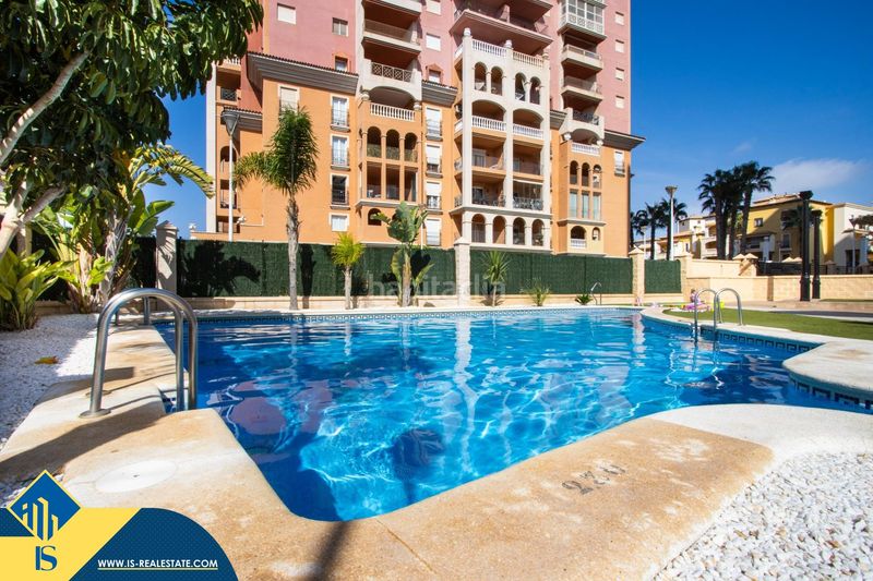 Foto f852a5c2-c8b9-454b-b866-72641b1e2a11. Pis amb piscina a Zona Playa de los Locos Torrevieja