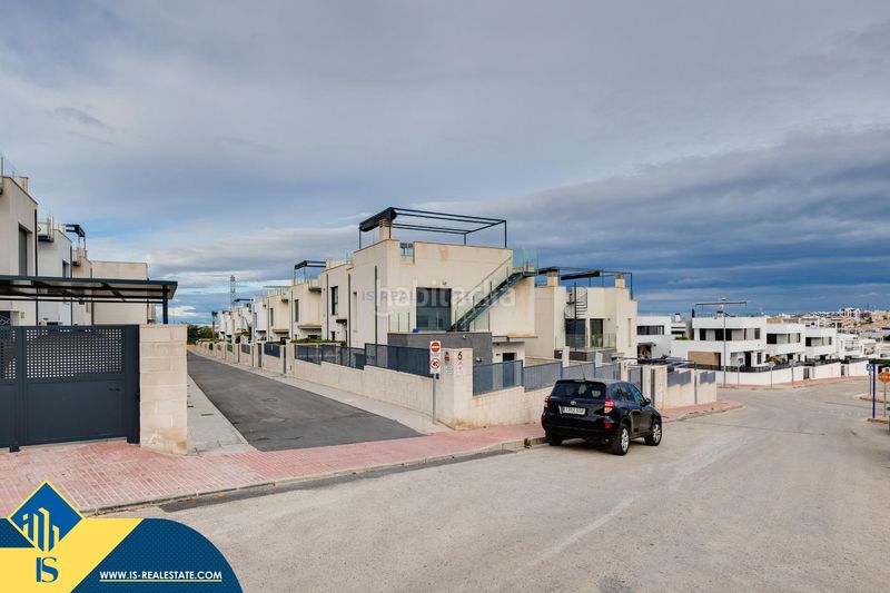 Foto 18b56105-9944-4fa7-9548-f8471f2772b9. Chalet mit parking in Los Almendros Orihuela