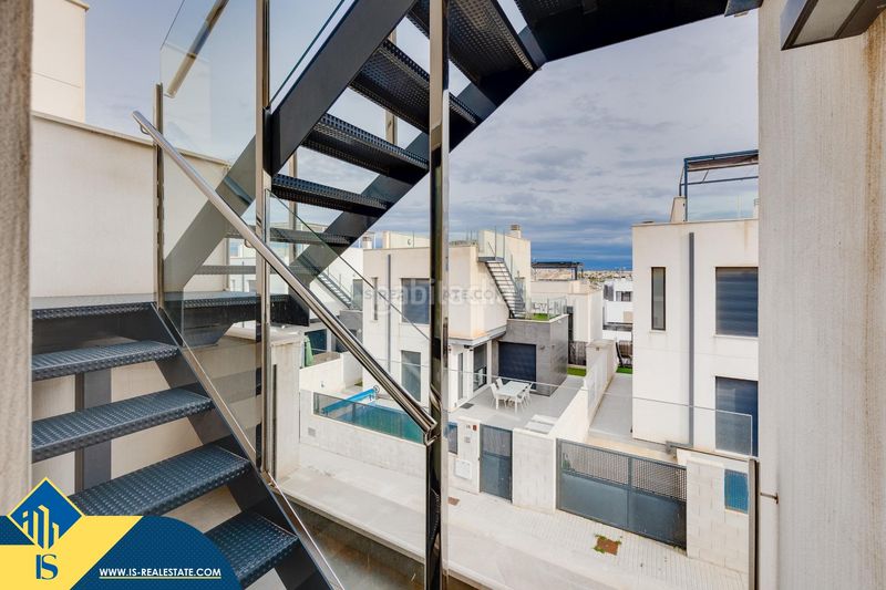 Foto 67b987c3-a9e4-455e-9068-cb40fde4646e. Chalet mit parking in Los Almendros Orihuela