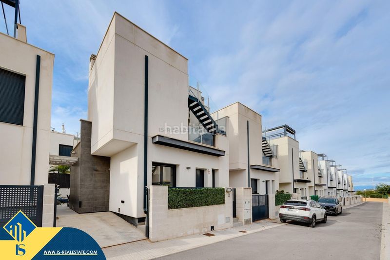 Foto d7fe334e-cbb9-4f2e-b65e-4c295a3d88a9. Chalet mit parking in Los Almendros Orihuela