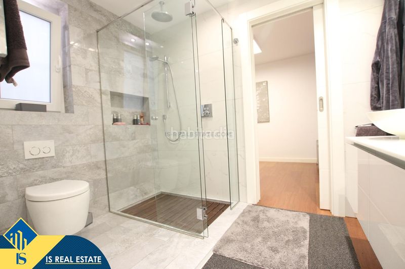 Foto cbd0ca69-b821-46a4-8636-8b36ed4602bd. Pis a Antonio Machado Torrevieja
