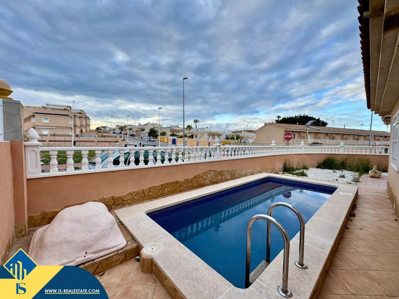Foto 3efcfe2b-3dab-432d-aaa5-67d9a15712f5. Chalet mit pool in Los Balcones-Los Altos Torrevieja