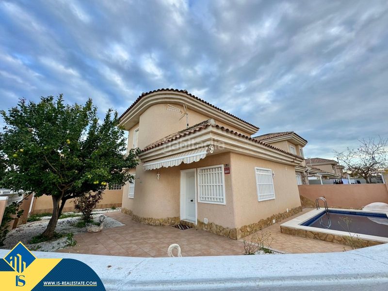 Foto e9992245-c0f2-45c5-aa0b-988e5d8fa437. Chalet mit pool in Los Balcones-Los Altos Torrevieja