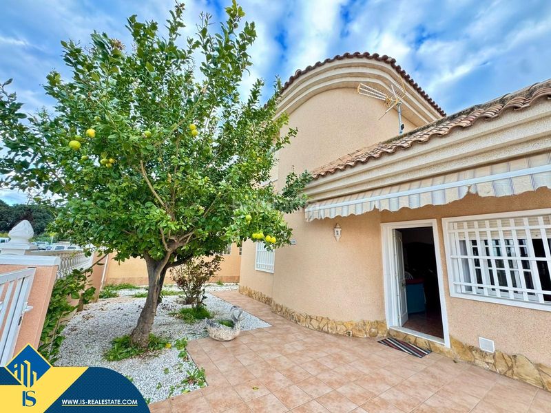 Foto faddbe57-57a5-44c2-8ffd-cb70283fe935. Chalet mit pool in Los Balcones-Los Altos Torrevieja