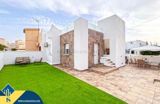 Chalet in La Florida. Chalet reformado con terraza, en la provincia de alicante, orihu