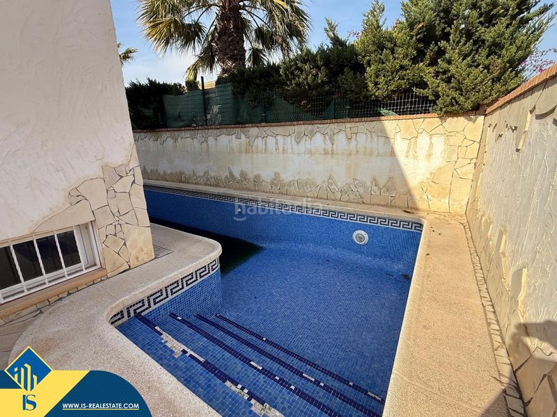Foto b8cc1636-7cbc-4f86-9210-94b544766bfc. Casa amb aparcament piscina a Campoamor Orihuela