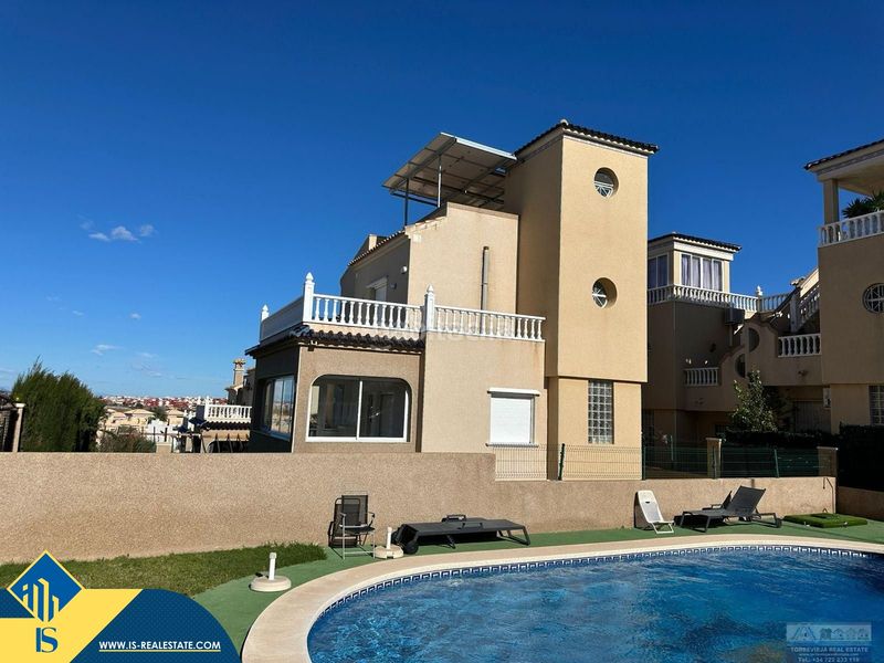 Foto c57d3386-8b6c-449f-9a0b-1996e1bde627. Chalet mit parking in Los Almendros Orihuela