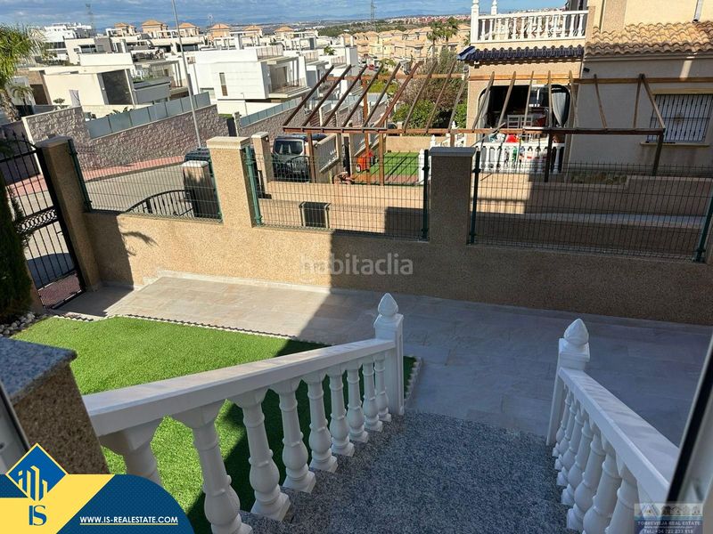 Foto f98e8472-c084-43c6-b325-9d15e65f3b1c. Chalet mit parking in Los Almendros Orihuela