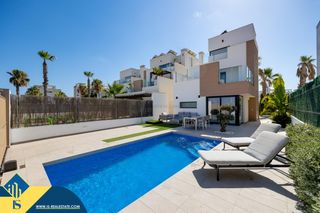 Xalet a El Raso. Villa con piscina privada en la provincia de alicante, en la loc