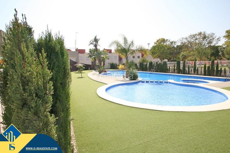 Foto 0f44be21-a51a-4b32-a406-c1a33f564d23. Casa amb aparcament piscina a Aguas Nuevas Torrevieja