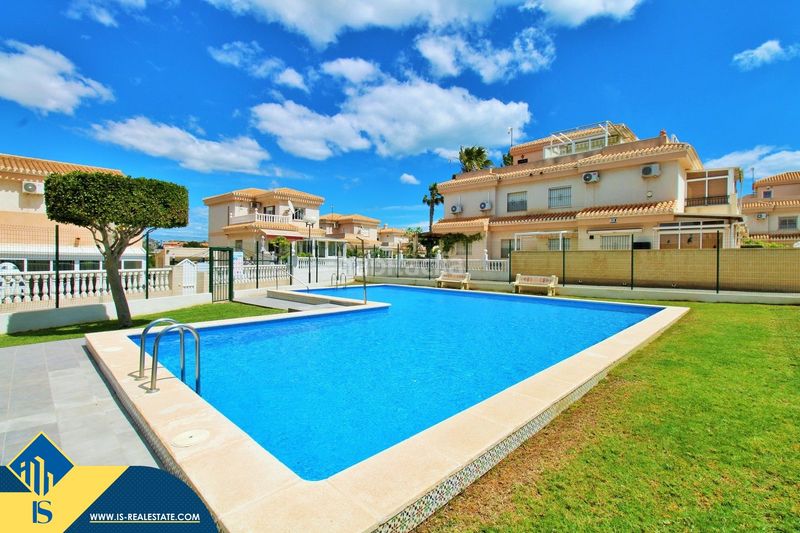 Foto 2e5440cd-5a08-4d5a-93d6-8245f89c8cbd. Casa amb piscina a Playa Flamenca Orihuela
