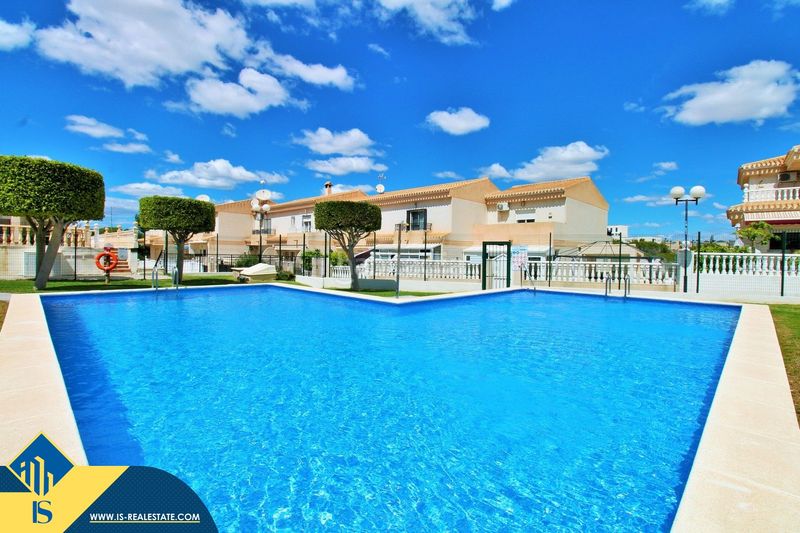 Foto 4c163c4a-2069-4051-bcd7-83f05b6eb841. Casa amb piscina a Playa Flamenca Orihuela