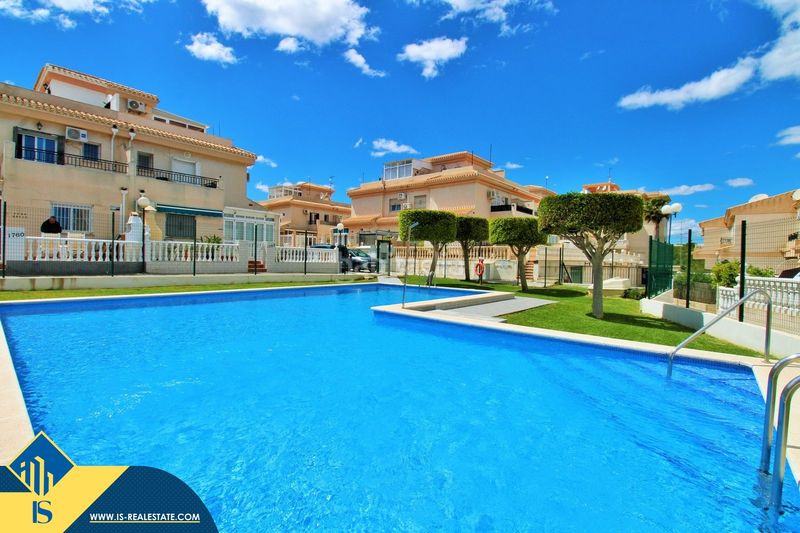 Foto 685cc28c-d0e3-49dc-90d4-295b1994bcc5. Casa amb piscina a Playa Flamenca Orihuela