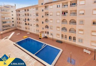 Apartament a Nueva Torrevieja. Apartamento con piscina comunitaria en la provincia de alicante,
