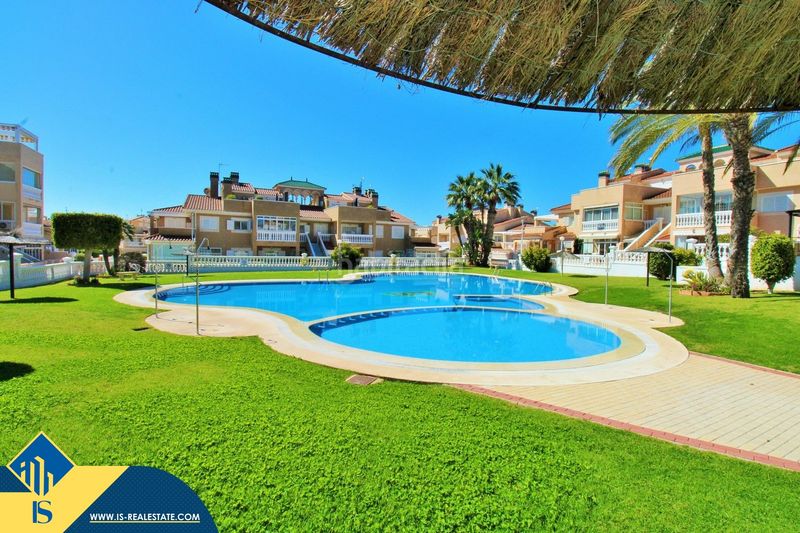Foto f55222d2-0083-4d20-ad2a-7554f9f8ca73. Pis amb piscina a La Zenia Orihuela