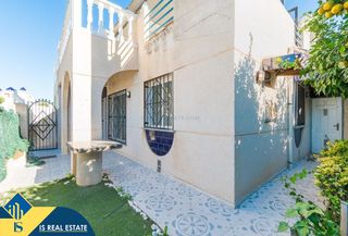 Casa en Zona Carrefour - Urbanizaciones. Casa con terraza en la provincia de alicante, en torrevieja. 2 h