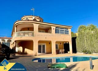 Chalet à Los Balcones-Los Altos. Chalet con piscina privada, en la provincia de alicante, en la l