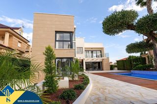 Chalet in La Veleta. Casa con piscina privada, en la provincia de alicante, en la ciu