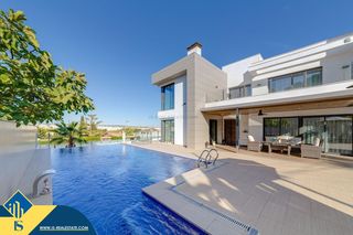 Chalet in Los Balcones-Los Altos. Villa con piscina privada, en la provincia de alicante, en la lo