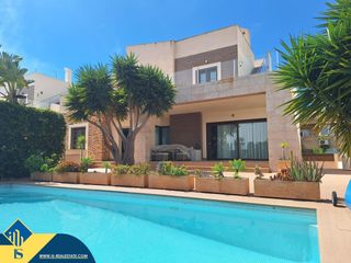 Chalet in Torreblanca. Villa con piscina privada, en la provincia de alicante, en la lo