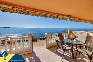 Pis a Playa de los Náufragos. Apartamento reformado con terraza, en la provincia de alicante,