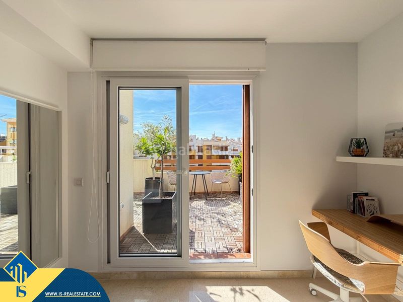 Foto 7a2ba053-8211-4483-b230-57526a3504a3. Àtic amb aparcament piscina a Punta Prima Torrevieja