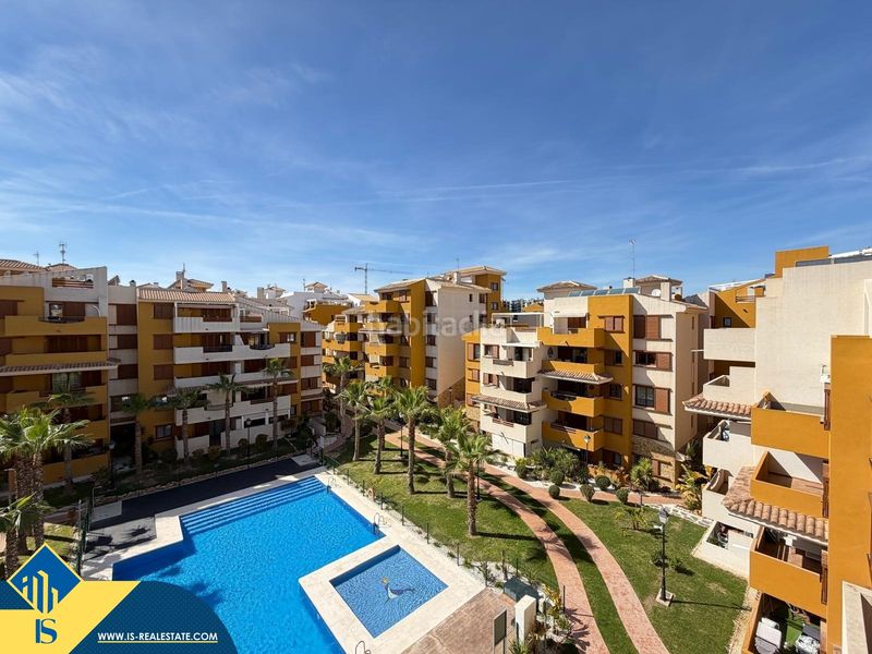 Foto 98eb8e82-e57b-4a65-b54e-5c235c83e3d2. Àtic amb aparcament piscina a Punta Prima Torrevieja