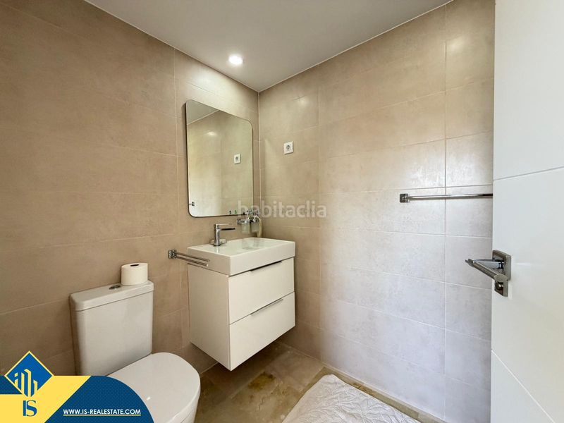 Foto a5288d2b-c028-4fc9-b0a1-0d5e6fd7f42a. Àtic amb aparcament piscina a Punta Prima Torrevieja