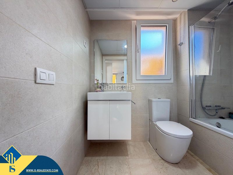 Foto b0bf3181-3433-4635-b7a5-476e53cb23b6. Àtic amb aparcament piscina a Punta Prima Torrevieja