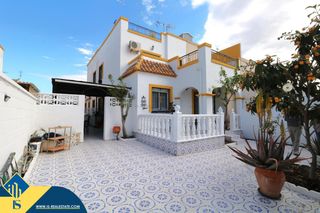 Casa in Zona Carrefour - Urbanizaciones. Casa reformada con piscina comunitaria, en la provincia de alica