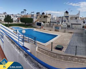 Casa adossada a Zona Carrefour - Urbanizaciones. Casa con piscina comunitaria, en la provincia de alicante, en la