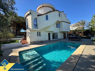 Xalet a La Zenia. Villa con piscina privada en la provincia de alicante, en orihue