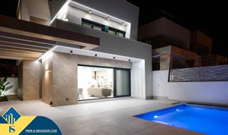 Chalet in Villamartín-Las Filipinas. Villa moderna con piscina privada en orihuela costa, provincia d