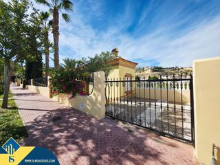 Chalet in Rojales. Villa con piscina privada en la provincia de alicante, en rojale