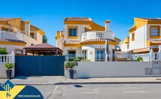 Haus in El Raso. Casa con terraza, en la provincia de alicante, en la localidad d