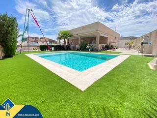 Chalet in Zona Carrefour - Urbanizaciones. Villa con piscina privada, en la provincia de alicante, en la lo