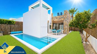 Xalet a Cabo Roig. Villa con piscina privada en la provincia de alicante, en orihue