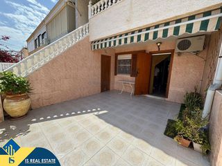Maison à Playa de los Náufragos. Bungalow con terraza, en la provincia de alicante, en la ciudad