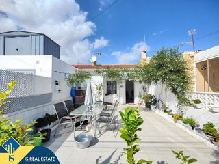 Maison jumelée à Zona Carrefour - Urbanizaciones. Casa reformada con terraza, en la provincia de alicante, en la c