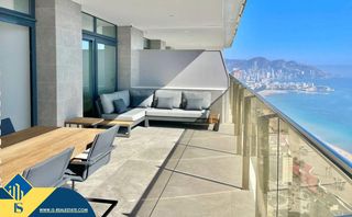 Dachwohnung in Playa Poniente. Ático con piscina comunitaria, en la provincia de alicante, en l