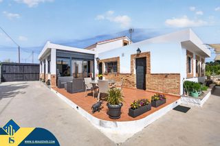 Chalet in Los Arenales del Sol. Villa con piscina privada, en la provincia de alicante, en la ci