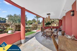 Chalet in Valverde. Villa con piscina privada, en la provincia de alicante, en la ci