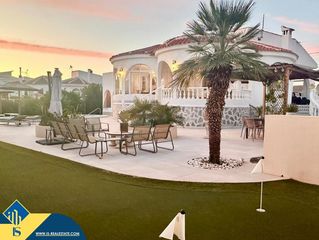 Chalet en Zona Carrefour - Urbanizaciones. Villa con piscina privada, en la provincia de alicante, en la lo