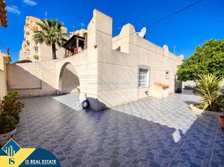 Reihenhaus in Nueva Torrevieja. Casa con terraza en la provincia de alicante, en torrevieja. 2 h