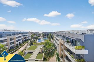 Penthouse in Playa Flamenca. Ático con piscina comunitaria en la provincia de alicante, en or