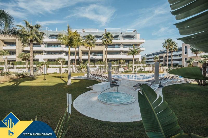 Foto a77214ee-37ea-4803-9d81-23a56929f6b9. Àtic amb piscina a Playa Flamenca Orihuela