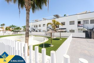 Àtic a Torre de la Horadada. Ático con piscina comunitaria, en la provincia de alicante, en l
