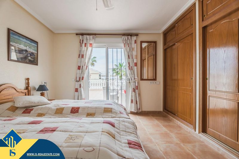 Foto 024f5f1c-0ef2-4b15-9ada-1e1bcae22716. Chalet villa con piscina privada en la provincia de alicante, en la localidad de gran alacant. 3 dormitorios | 119 m² | a 2,5 km del mar en Santa Pola